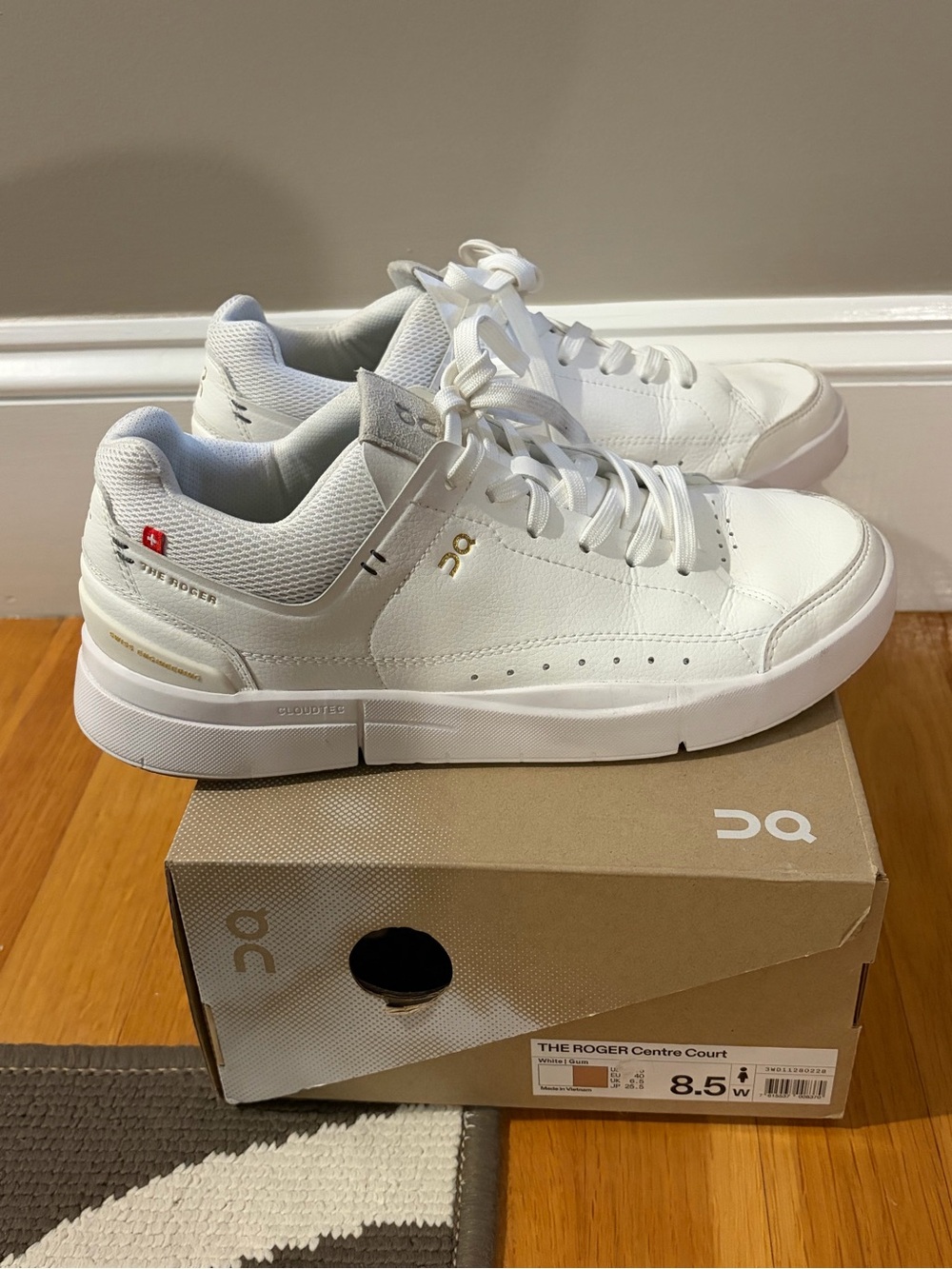 On cloud The Roger Centre Court- white/gum Women’s 8.5.